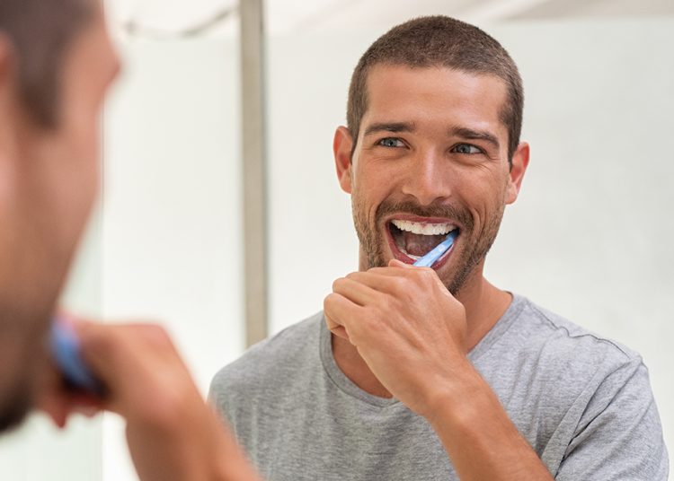 Εσείς αυτό το κάνετε όταν βουρτσίζετε τα δόντια σας; Η κίνηση που ωφελεί την υγεία