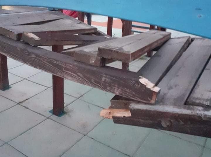 Κατάκολο: Γυαλιά καρφιά έκαναν την παιδική χαρά