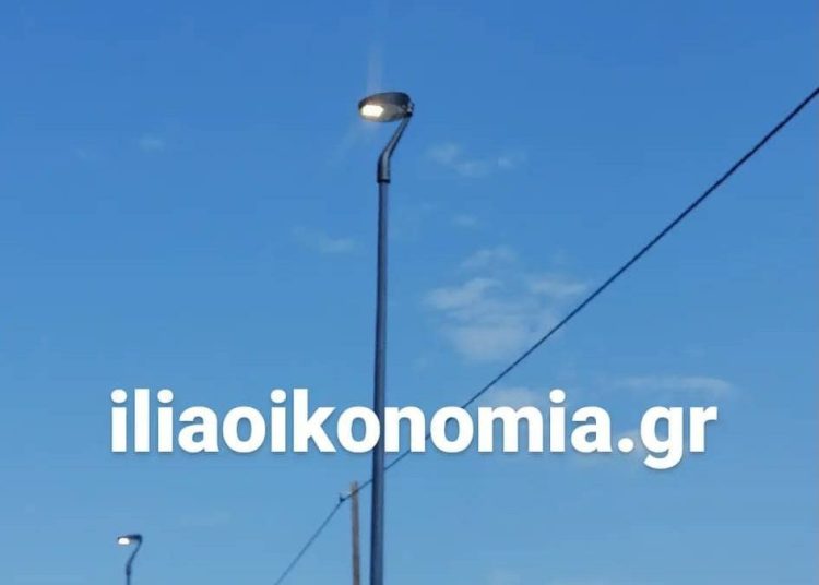 Οδός Κατακόλου: Έμειναν ανοιχτά τα νέα φώτα μέσα στην ημέρα!