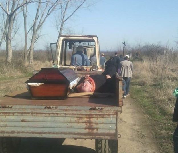 Τον πήγαν μαζί με το φέρετρο-Παπάς σωριάστηκε μεθυσμένος σε κηδεία