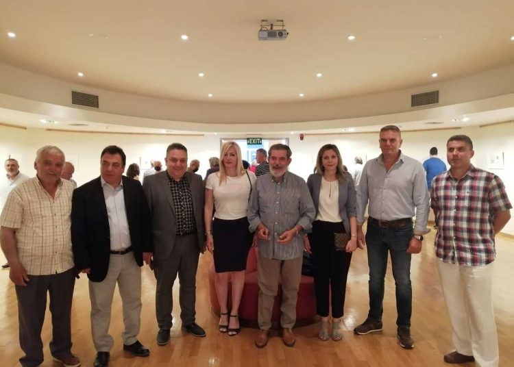 Με μεγάλη επιτυχία πραγματοποιήθηκαν τα εγκαίνια της αναδρομικής έκθεσης του Στάθη στο Αρχαιολογικό Μουσείο Πύργου