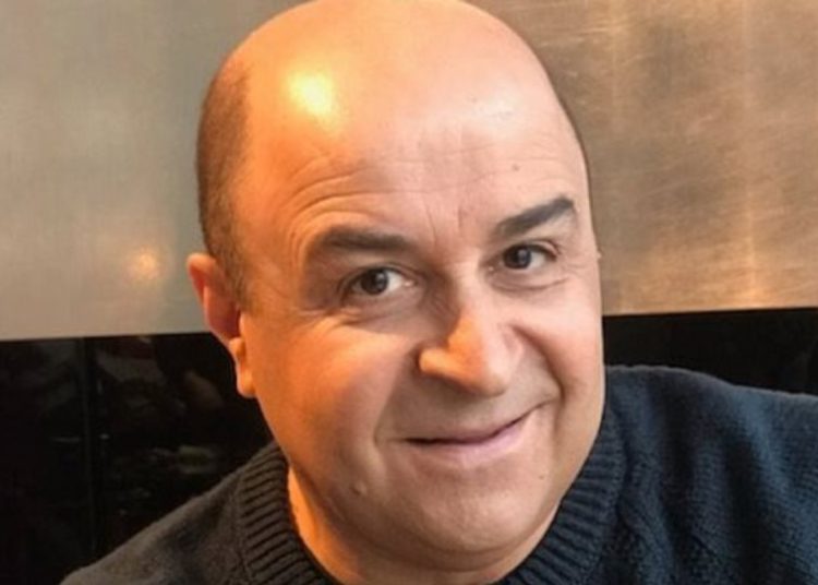 Ο Μάρκος Σεφερλής απαντά σε όσους τον κατακρίνουν: «Δεν χλευάζω, δεν κοροϊδέυω, σατιρίζω»