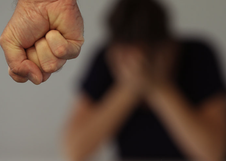 Ο άνδρας που επιτίθεται στον Πύργο είναι τελικά θύμα τραμπούκων-Τον χλευάζουν ενώ έχει χάσει το μισό πρόσωπό του