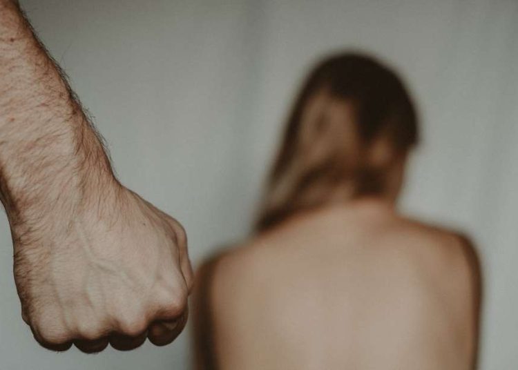 Έδειρε τη μητέρα του γιατί… δεν του έδινε χρήματα να πάει για καφέ