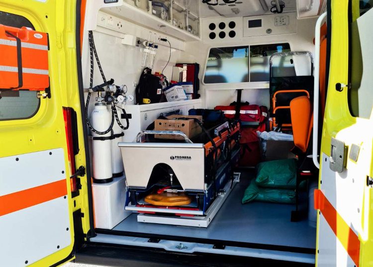 Ξεπουλάνε και το ΕΚΑΒ: Έως 90 ευρώ για ασθενοφόρο στα δημόσια νοσοκομεία