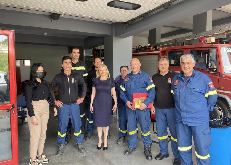 Επίσκεψη Δ. Αυγερινοπούλου στο Πυροσβεστικό Κλιμάκιο Κρεστένων
