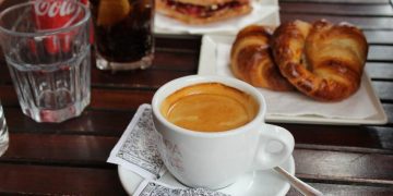 Έρχονται αυξήσεις σε καφέ και γρήγορο φαγητό – Πού θα φτάσουν οι τιμές