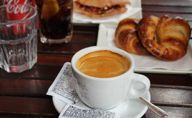 Έρχονται αυξήσεις σε καφέ και γρήγορο φαγητό – Πού θα φτάσουν οι τιμές