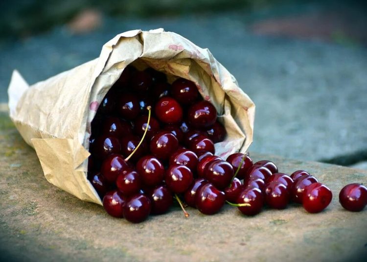 Ακρίβεια: Έως 18 ευρώ το κιλό τα κεράσια