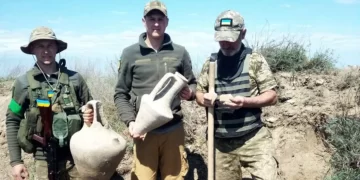 Συγκίνηση: Ουκρανοί στρατιώτες ανακάλυψαν στην Οδησσό αρχαίους ελληνικούς αμφορείς, σε οχυρωματικά έργα