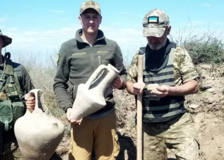 Συγκίνηση: Ουκρανοί στρατιώτες ανακάλυψαν στην Οδησσό αρχαίους ελληνικούς αμφορείς, σε οχυρωματικά έργα