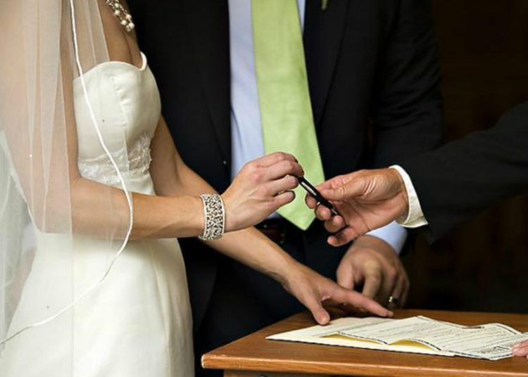 Οι γάμοι «επιστρέφουν» και οι νεόνυμφοι κάνουν… ουρές στα δημαρχεία – Χρονιά ρεκόρ αναμένεται να είναι η φετινή