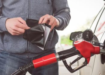 Ενέργεια: Εκτόξευση των διεθνών τιμών σε πετρέλαιο και φυσικό αέριο μετά τις κυρώσεις της Κομισιόν – Νέο μαύρο ρεκόρ της βενζίνης στην Ελλάδα