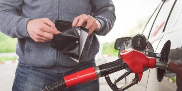 Ενέργεια: Εκτόξευση των διεθνών τιμών σε πετρέλαιο και φυσικό αέριο μετά τις κυρώσεις της Κομισιόν – Νέο μαύρο ρεκόρ της βενζίνης στην Ελλάδα