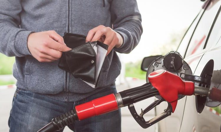 Ενέργεια: Εκτόξευση των διεθνών τιμών σε πετρέλαιο και φυσικό αέριο μετά τις κυρώσεις της Κομισιόν – Νέο μαύρο ρεκόρ της βενζίνης στην Ελλάδα