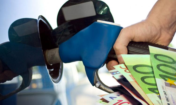 Χωρίς “φρένο: η τιμή βενζίνης – Στα 20 ευρώ τα 10,60 ευρώ είναι φόροι!