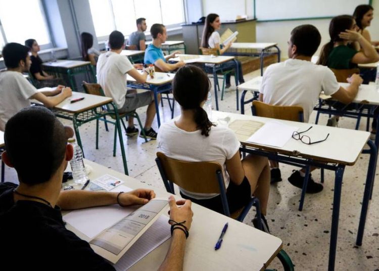 Υποχρεωτική η μάσκα στις Πανελλήνιες