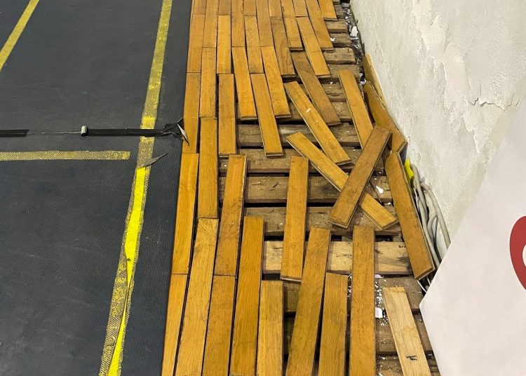 Κλειστό γήπεδο Πύργου: Ακατάλληλο το παρκέ έναν χρόνο μετά την επισκευή που κόστισε 23 χιλιάδες ευρώ