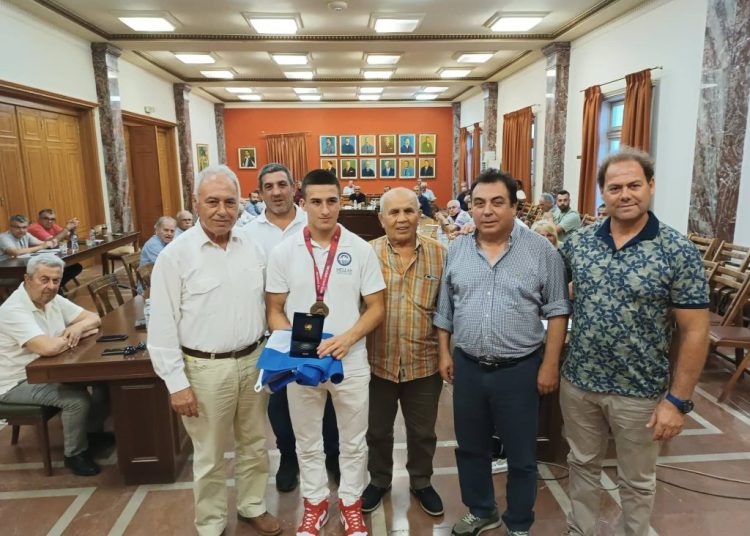Ο Δήμος Πύργου τίμησε τον «χρυσό» αθλητή Αρίωνα Κολιτσόπουλο