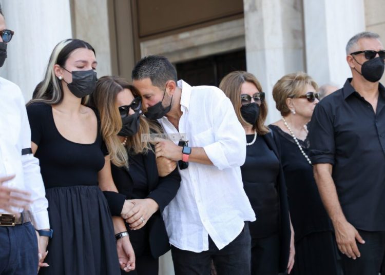 Σε κλίμα βαθιάς συγκίνησης το «τελευταίο αντίο» στον σύζυγο της Δέσποινας Μοιραράκη