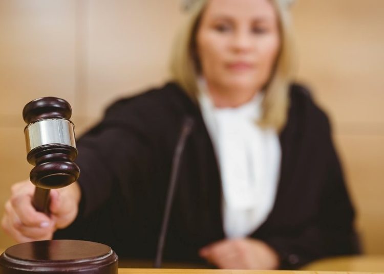 Θα κόβεται ο μισθός και η άδεια στους δικαστές που καθυστερούν την έκδοση αποφάσεων