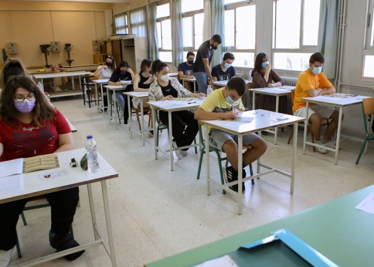 Πανελλήνιες 2022: Τα θέματα σε Λατινικά, Χημεία και Πληροφορική