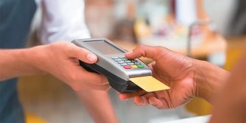 Άδεια η τσέπη αλλά γεμάτη η κάρτα-Με πλαστικό χρήμα πληρώνουν ακόμα και τον καφέ οι Έλληνες