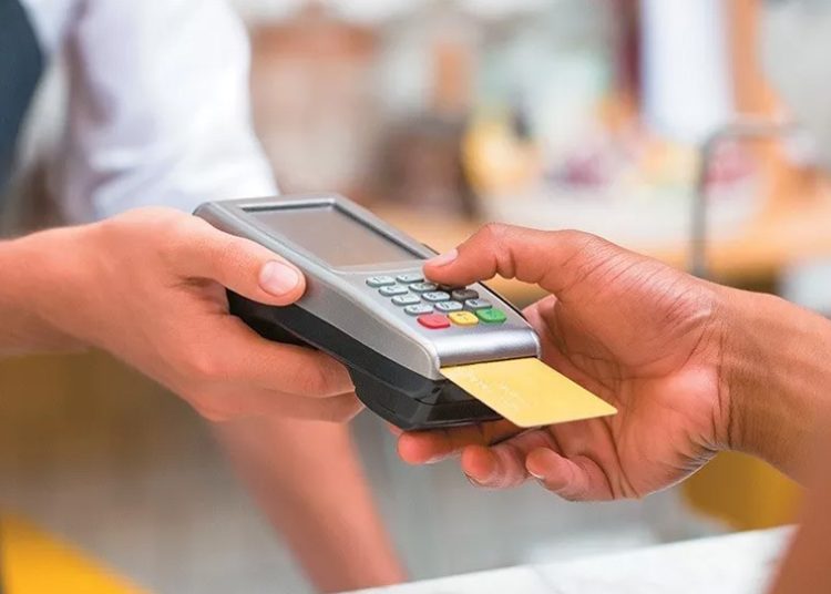 Άδεια η τσέπη αλλά γεμάτη η κάρτα-Με πλαστικό χρήμα πληρώνουν ακόμα και τον καφέ οι Έλληνες