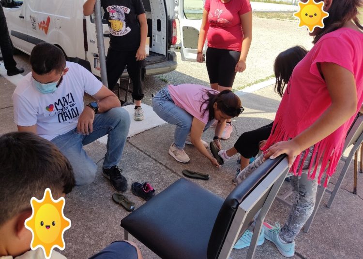 Διανομή παπουτσιών σε παιδιά Ρομά από το Δήμο Ήλιδας