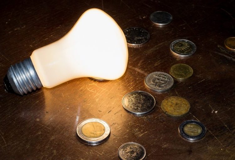 Ρήτρα αναπροσαρμογής: Τα ψιλά γράμματα της αναστολής της – Τι θα γίνει με τους λογαριασμούς ρεύματος