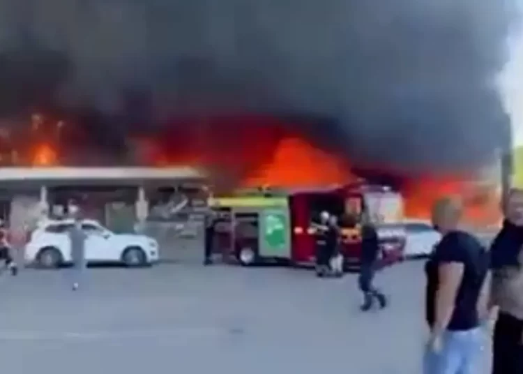 Πόλεμος στην Ουκρανία: Ρωσικοί πύραυλοι χτύπησαν γεμάτο με κόσμο εμπορικό κέντρο στο Κρέμεντσουκ