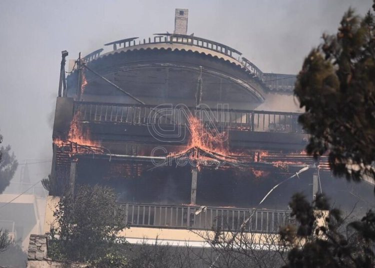 Μεγάλη φωτιά. Φουντώνει το μέτωπο προς τη Βάρη – Εκκενώνονται περιοχές και τα Παιδικά Χωριά SOS