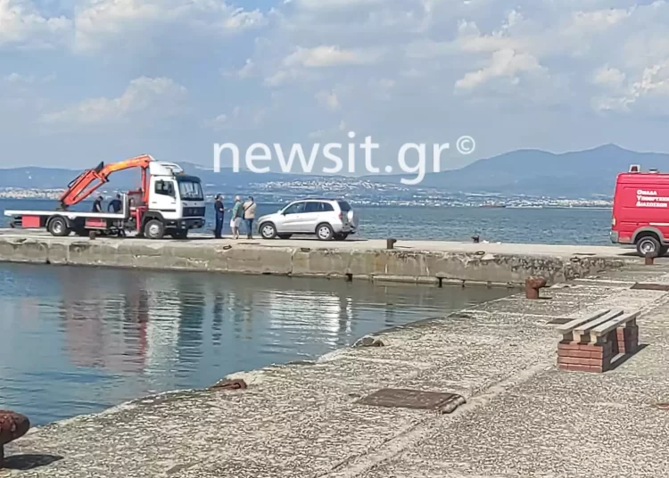 Θεσσαλονίκη: Δύο νεκροί από πτώση αυτοκινήτου στη θάλασσα – ήταν δεμένα με χειροπέδες