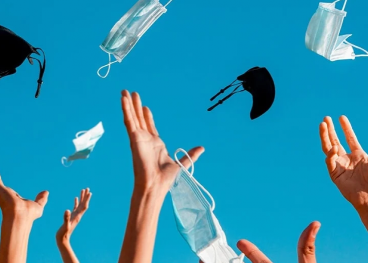 Κοροναϊός: Χωρίς μάσκες στους εσωτερικούς χώρους από σήμερα – Πού θα παραμείνουν υποχρεωτικές