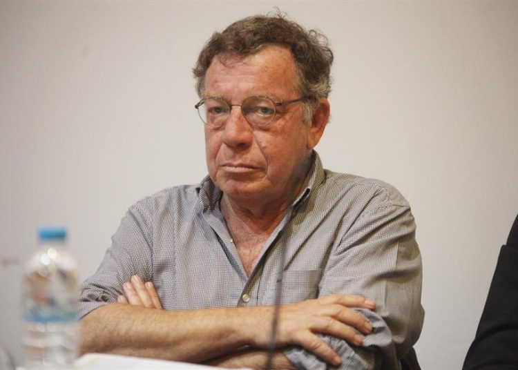 Πέθανε ο Ηλίας Νικολακόπουλος- Έπαθε ανακοπή ενώ κολυμπούσε στη Σύρο