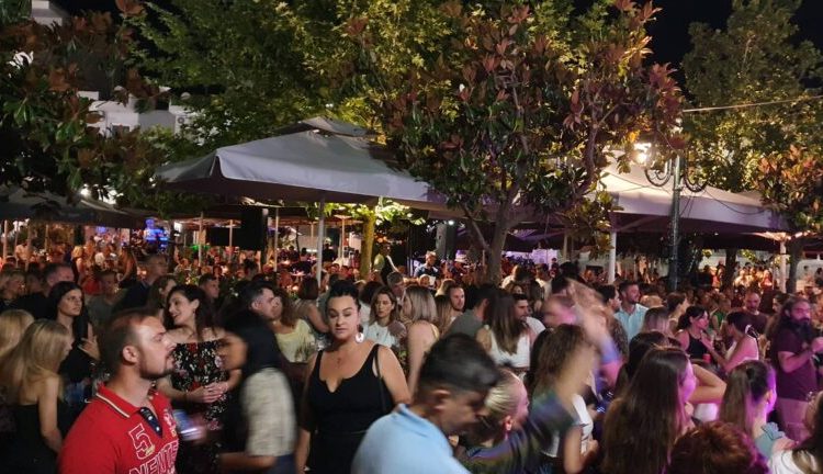 Με πολύ κόσμο οι “Νύχτες Καλοκαιριού’’ στην πλατεία Δικαστηρίων στον Πύργο