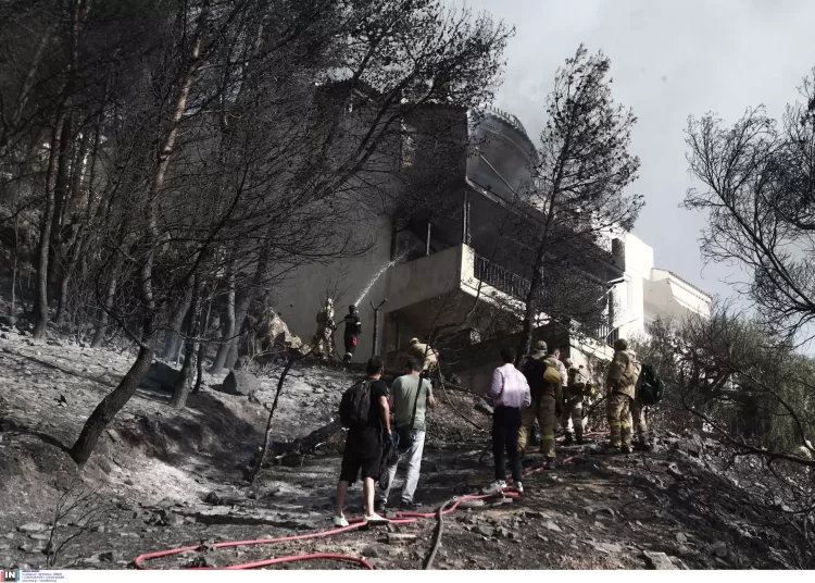 Σε ύφεση η φωτιά σε Βούλα και Βάρη – Ισχυρές δυνάμεις στο σημείο