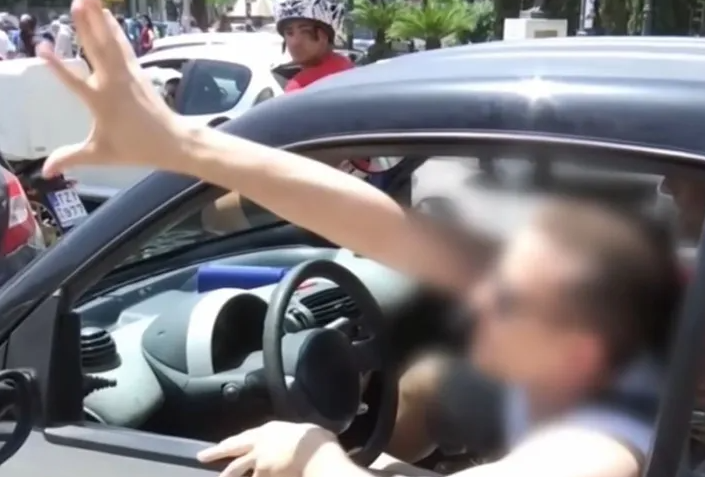 Νέος ΚΟΚ: Απαγορεύονται οι μούντζες – Οι παραβάτες θα τιμωρούνται με πρόστιμο