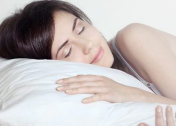 Το έξυπνο κόλπο για να κοιμηθείτε όταν κάνει ζέστη