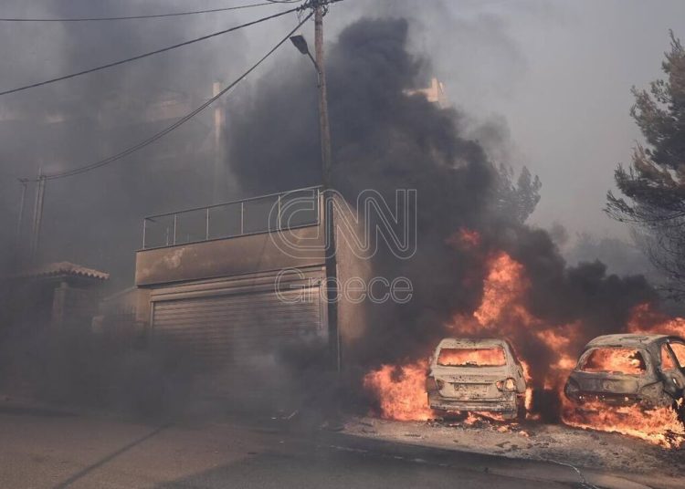 Φωτιές σε Πεντέλη και Αρκαδία-Κάηκαν σπίτια-Εγκαυματίες στο νοσοκομείο-Κλειστός ο αυτοκινητόδρομος Μορέας