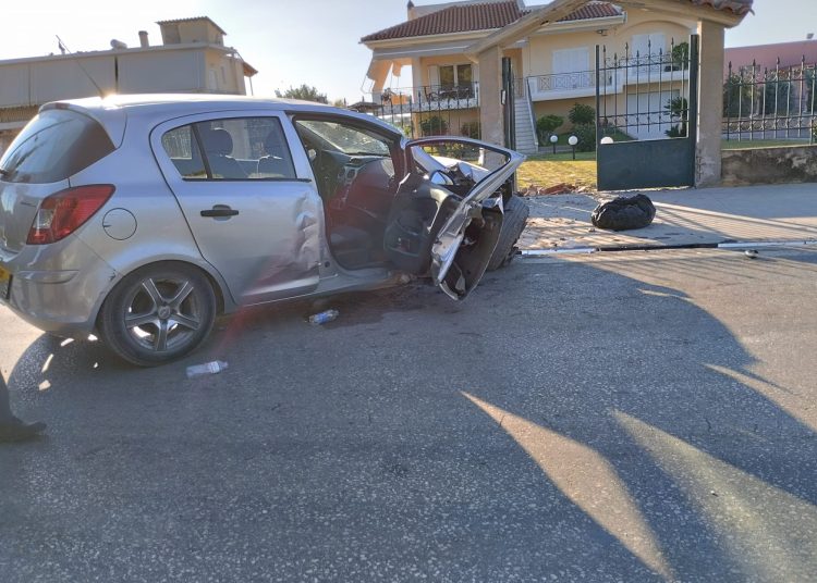 Συρμπάνι Ανδραβίδας: Αμάξι καρφώθηκε σε μάντρα-2 τραυματίες