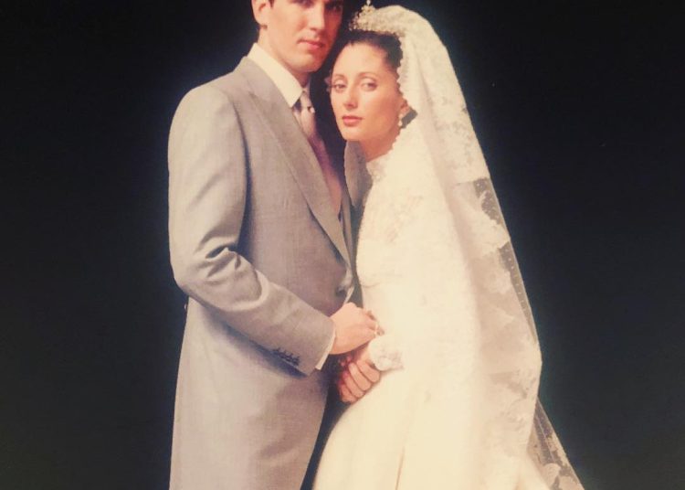 Μαρί Σαντάλ: Οταν η βασίλισσα Ελισάβετ έσκυψε για να διορθώσει το λάθος στο νυφικό της