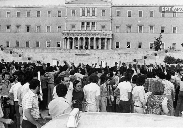23 Ιουλίου 1974: Η μέρα που η Χούντα κατέρρευσε και η Δημοκρατία επέστρεψε στη χώρα που την γέννησε
