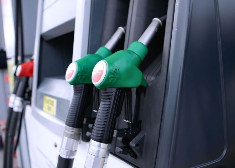 Οι Έλληνες σκέφτονται να μειώσουν τη χρήση αυτοκινήτου λόγω ακριβής βενζίνης