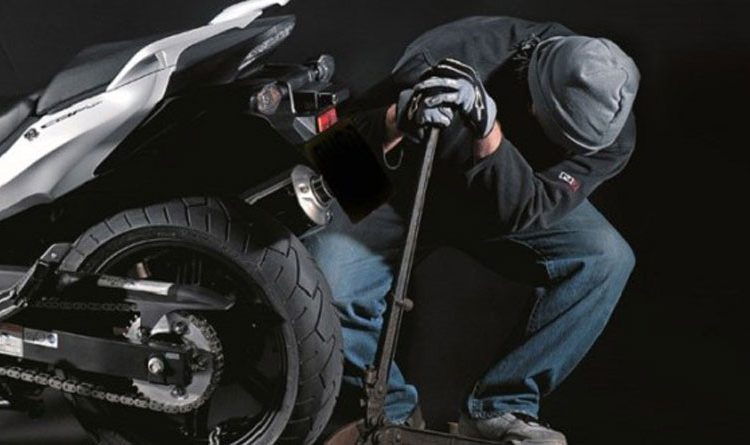 Βάρδα: Τρείς άνδρες έκλεψαν μηχανή αλλοδαπού