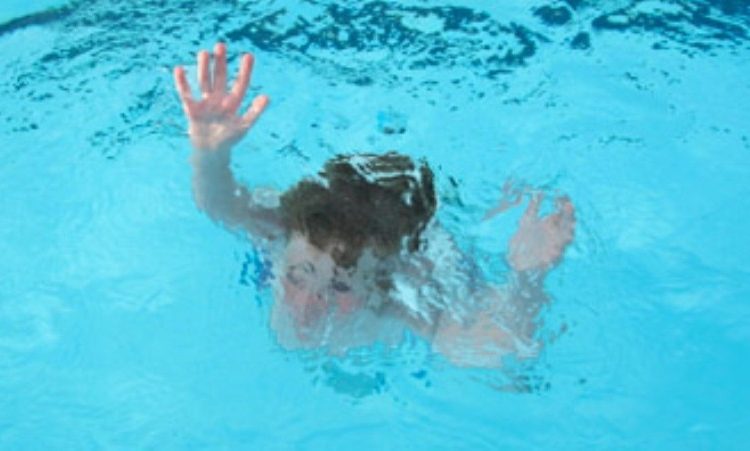 Ζαχάρω: Ανακοπή ανήλικου κοριτσιού μετά από εισπνοή νερού στη θάλασσα