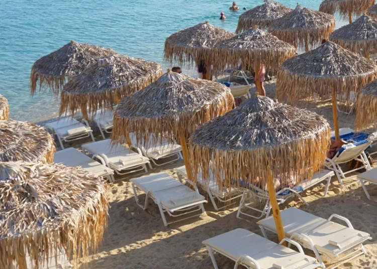 Άφησε στην ξαπλώστρα της Ψαρρούς κοσμήματα αξίας 125.000 ευρώ και έγιναν… καπνός