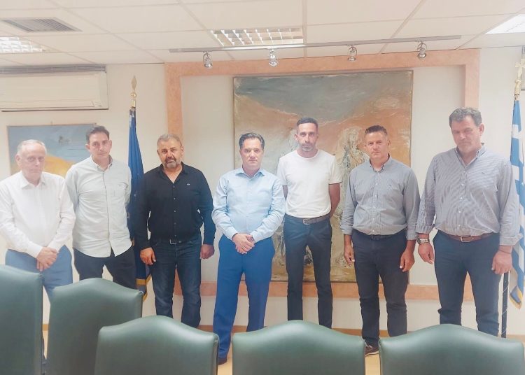 Ψηφίστηκε ο νόμος για εργάτες γης- Συνάντηση Άδ. Γεωργιάδη με Ηλείους παραγωγούς φράουλας