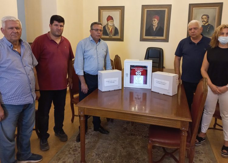 O Ιατρικός Σύλλογος Αμαλιάδας έδωσε 3 απινιδωτές στον δήμο Πηνειού