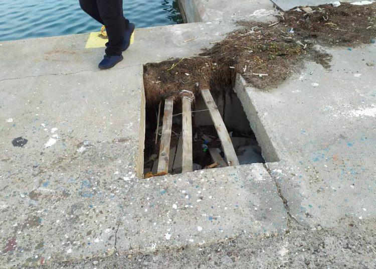 Μαρίνα σκαφών Κατακόλου: Επικίνδυνο φρεάτιο-παγίδα για πεζούς